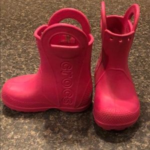 Size 7 girls handle it croc boots